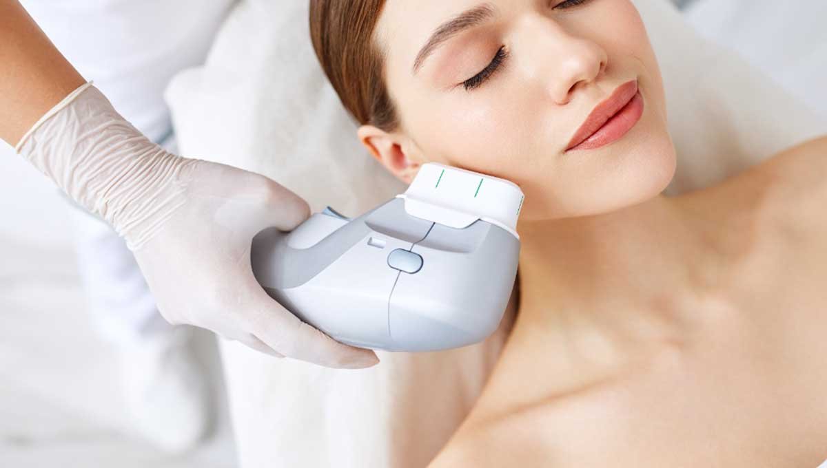 Aplicação de ultrassom microfocado no rosto